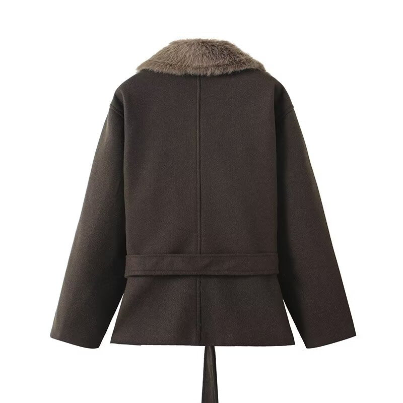 Veste de transition pour femmes avec col en fausse fourrure luxueux et ceinture à la taille Chic & Stil