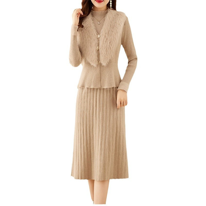 Lady elegant knit set with high-quality fur collar and ribbed structure.