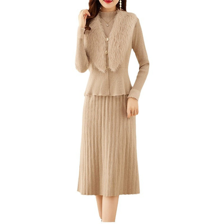 Lady elegant knit set with high-quality fur collar and ribbed structure.