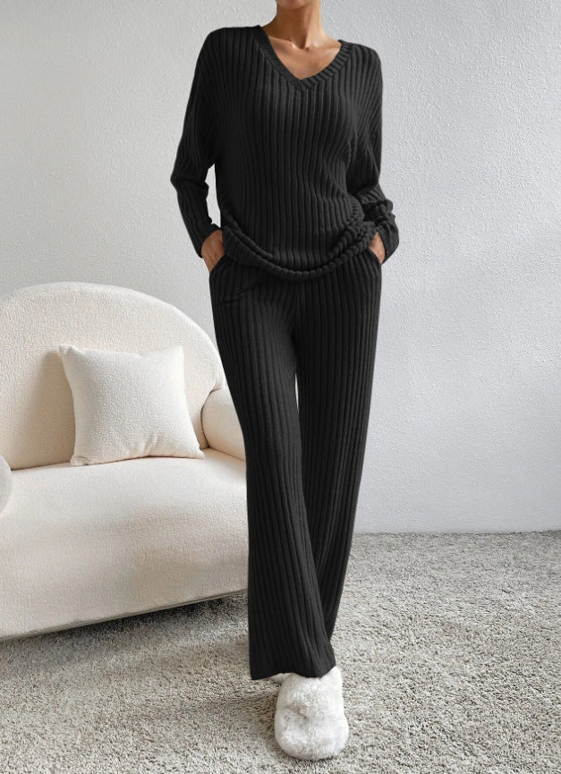 Women Comfortable Fine Knit Set with V-Neck and Long Sleeves Chic & Stil