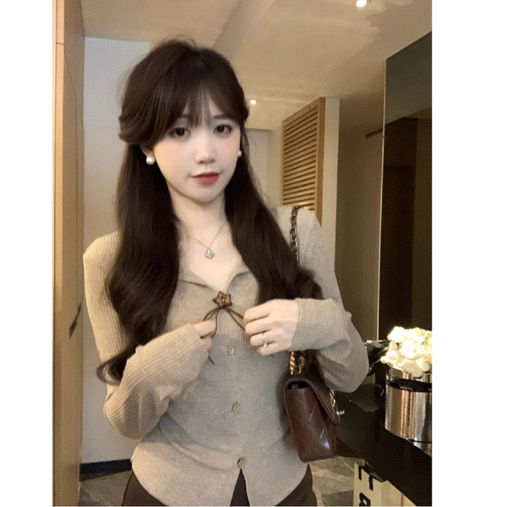 Women's stylish knitted sweater with button placket Chic & Stil