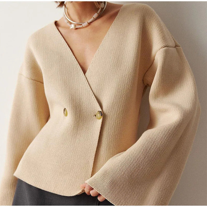 Cardigan féminin tendance avec coupe asymétrique et grands boutons Chic & Stil