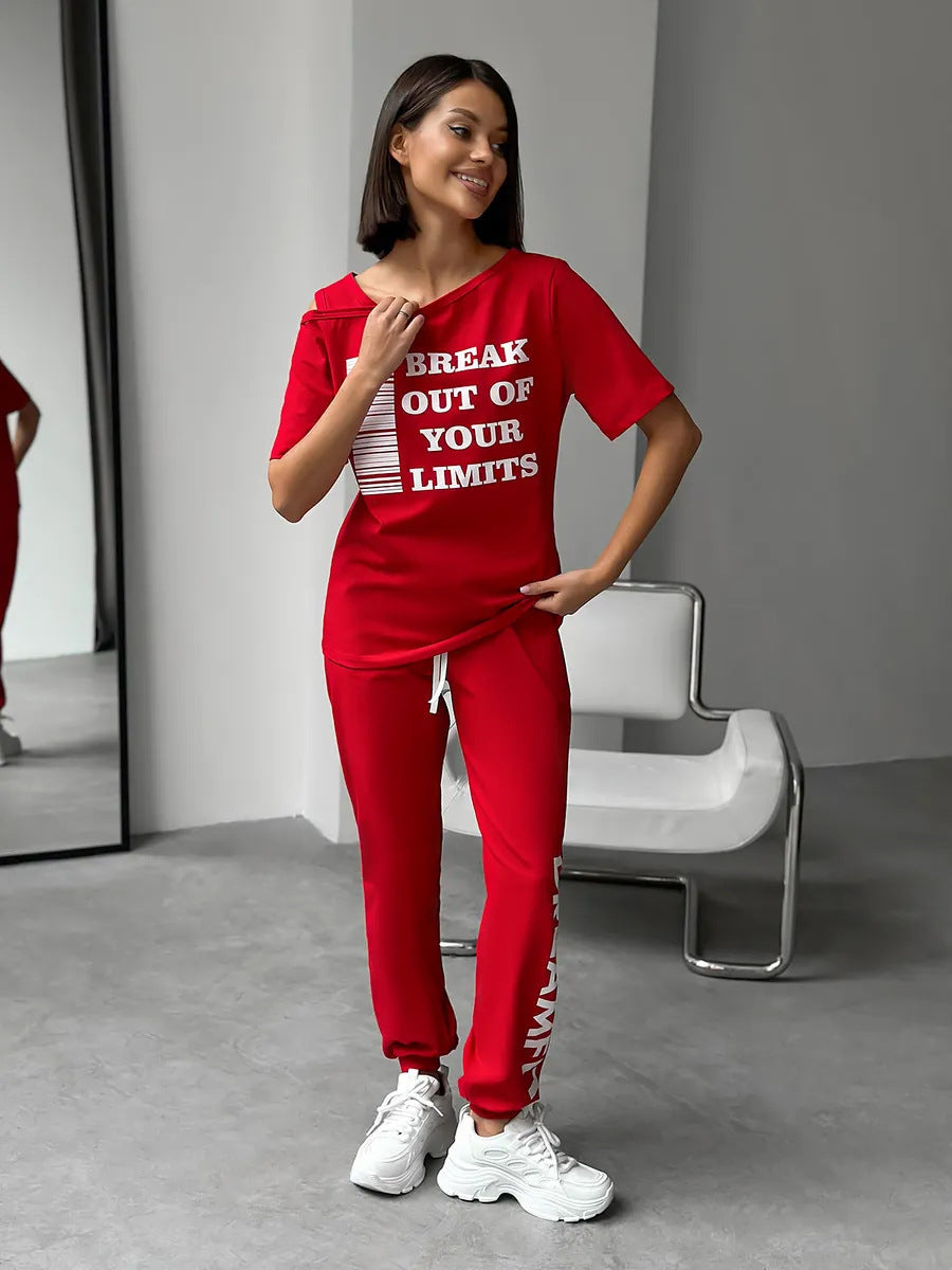 Women's sporty lounge suit with stylish cut-out sleeves and statement print Chic & Stil