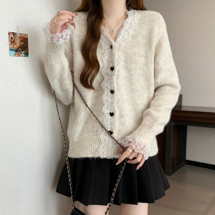 Women cardigan with lace accents and heart-shaped buttons Lune London