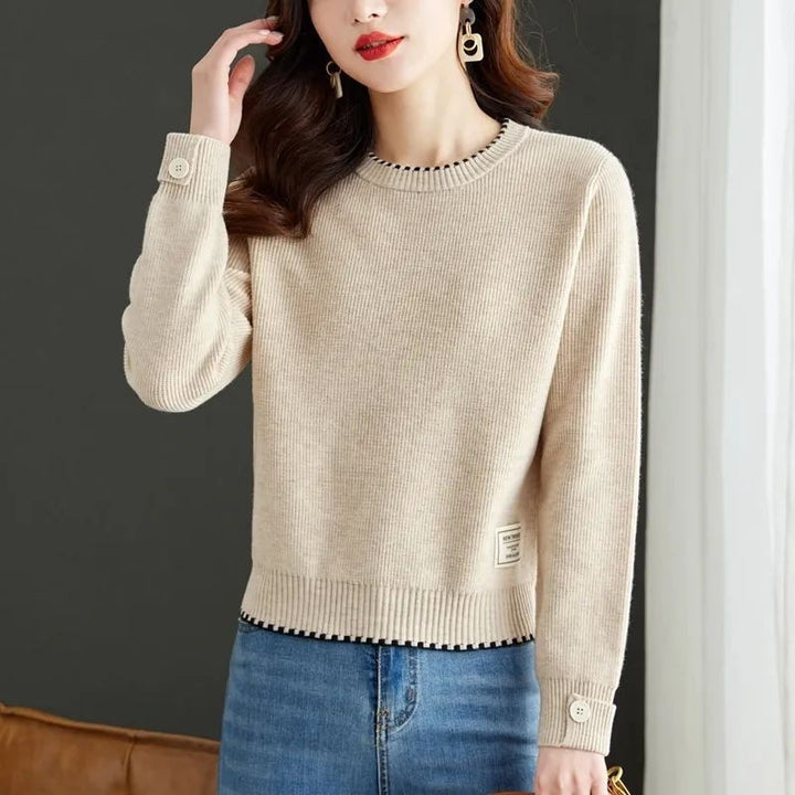 Pull en maille élégant pour femmes avec une fine structure côtelée et des boutons à la mode Chic & Stil