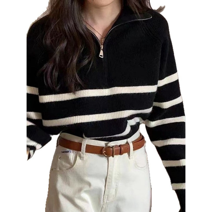 Pull féminin à la mode avec une fermeture éclair solide et un motif rayé Chic & Stil