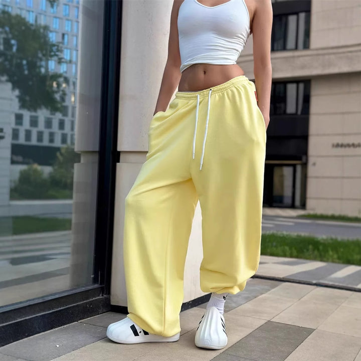 Comfortable and casual leisure pants for women with elastic waist and loose fit Lune London