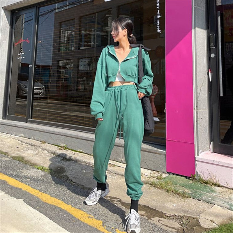 Women's sporty two-piece set with cropped hoodie and comfortable joggers Chic & Stil