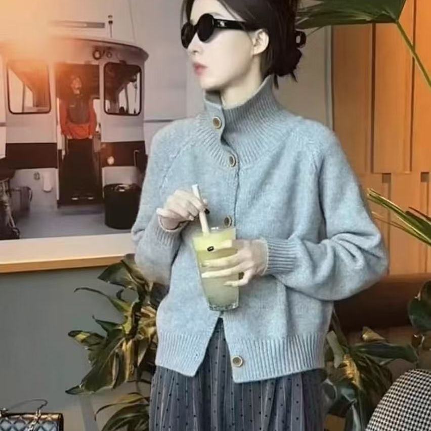 Cardigan pour femmes avec col montant et détails de boutons Chic & Stil