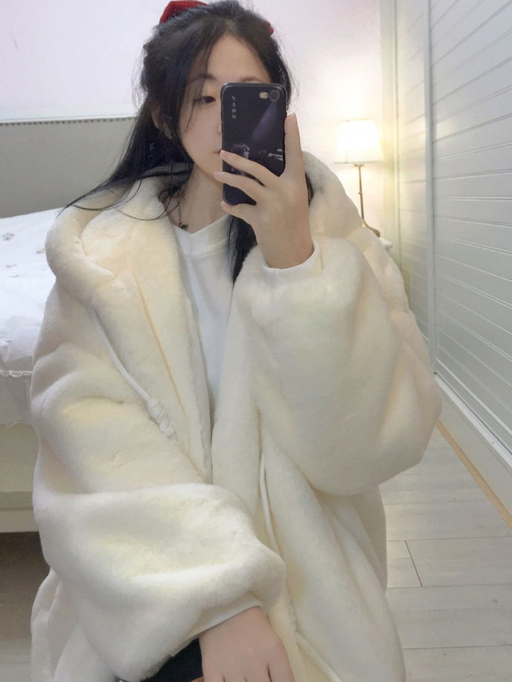 Manteau en peluche pour femmes avec coupe généreuse et col montant Chic & Stil