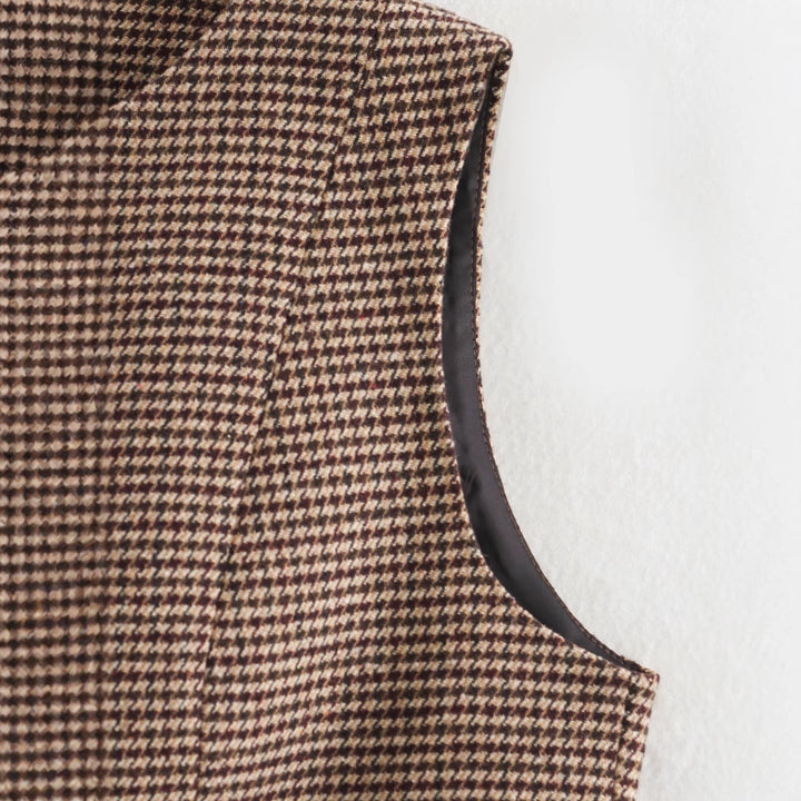 Women's vest with elegant plaid pattern and chic button details