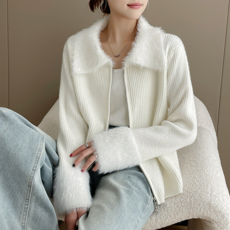 Cardigan pour femmes avec col en fausse fourrure luxueux et texture côtelée Chic & Stil