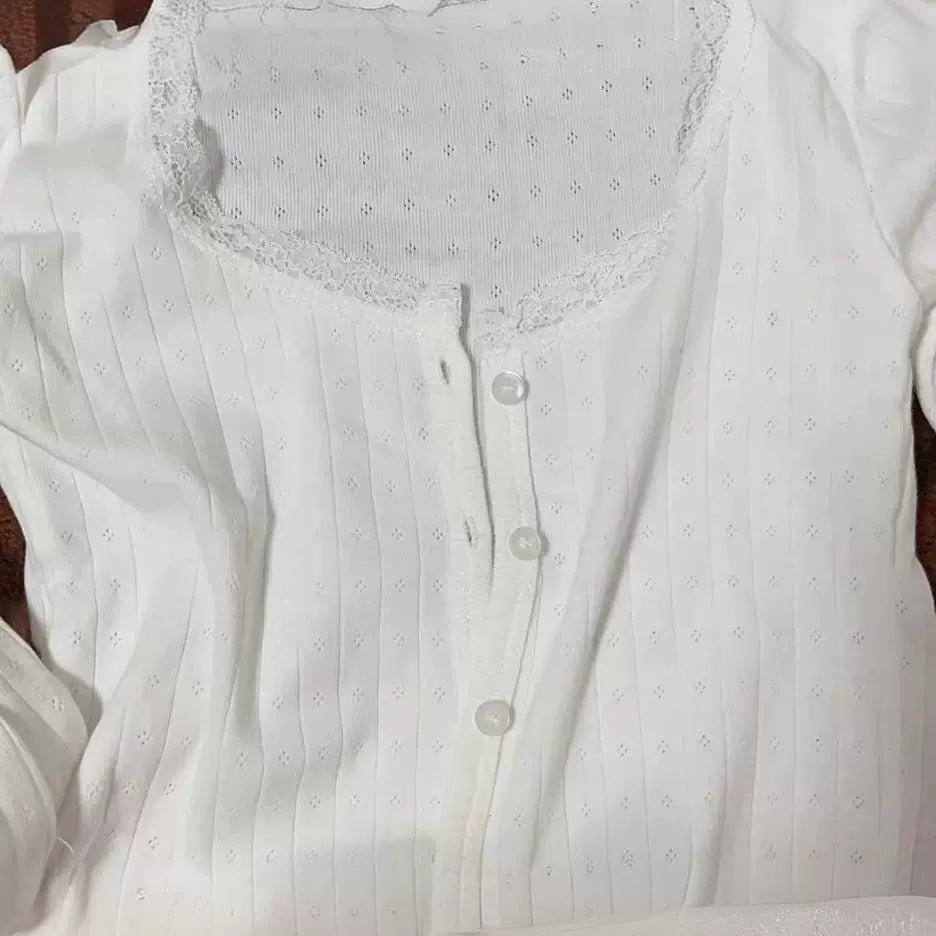 Chemisier féminin à manches longues fines avec délicate embellissement en dentelle Chic & Stil
