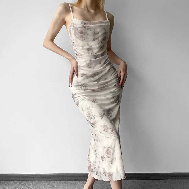 Elegant maxi dress for women with refined ruffle details and a chic floral print.