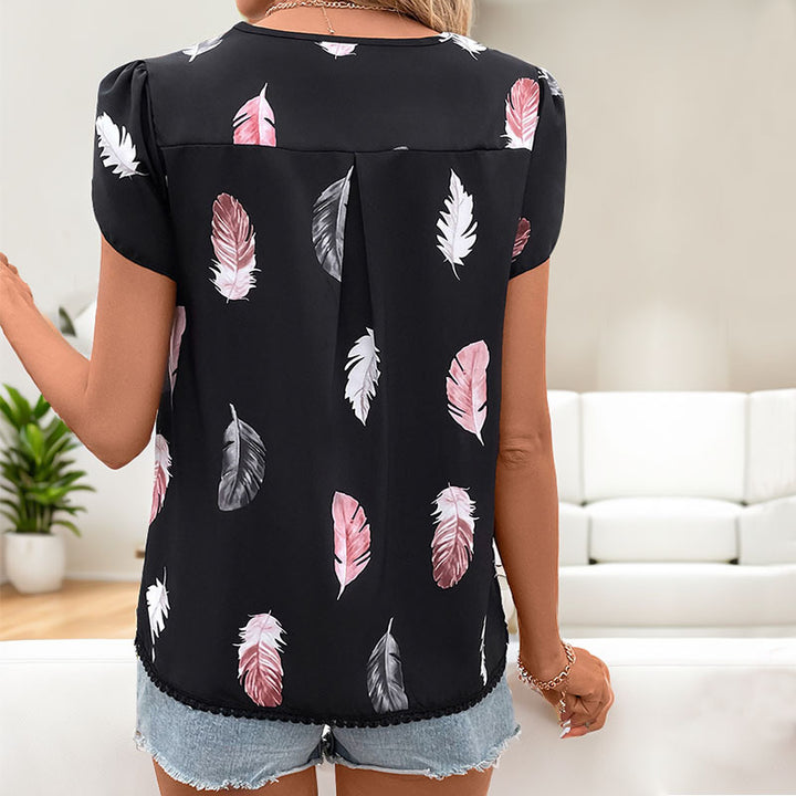 Haut féminin avec motif floral en feuilles et détails de boutons décoratifs Chic & Stil