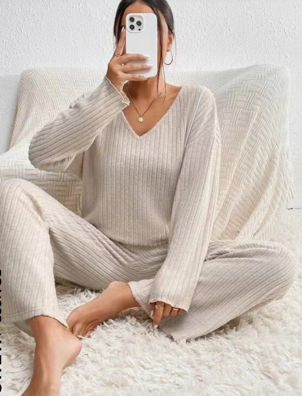 Women Comfortable knit set with V-neck and ribbed structure Lune London