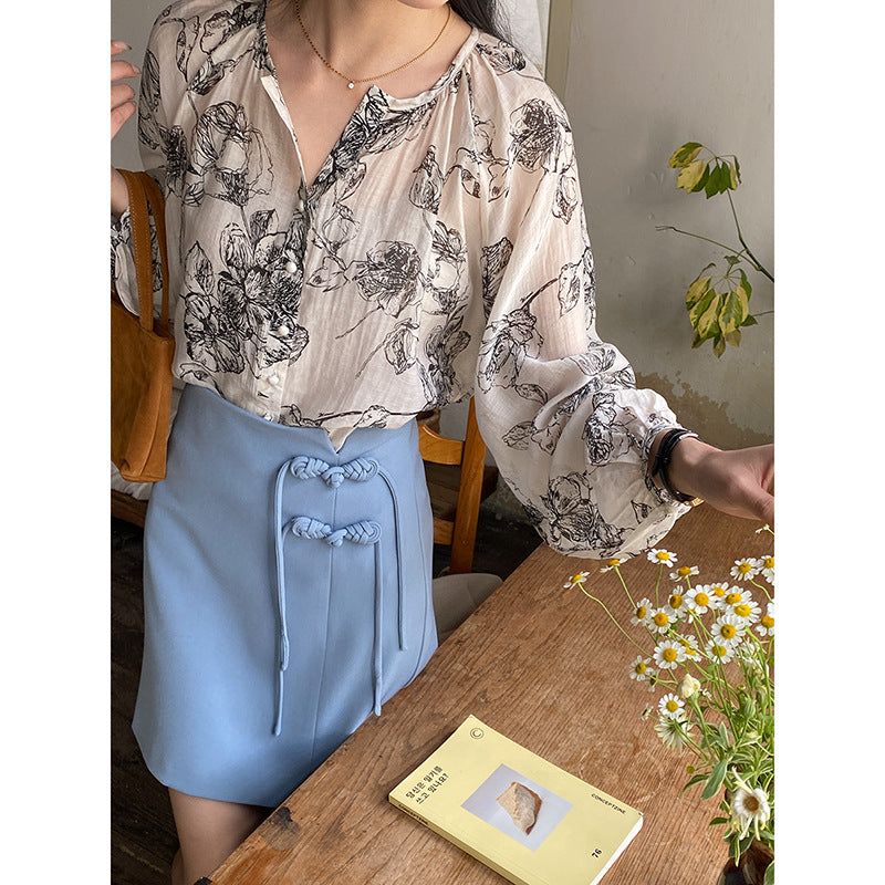 Women's blouse with floral pattern and button details Chic & Stil