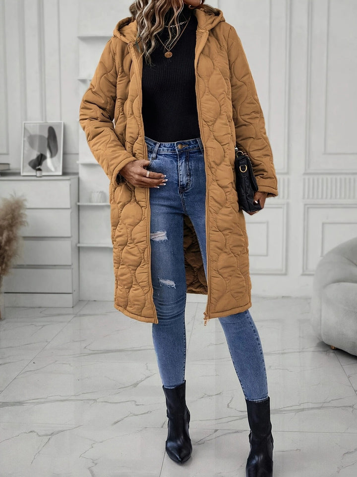 Veste à capuche pour femmes avec un élégant matelassage et des manches longues Chic & Stil