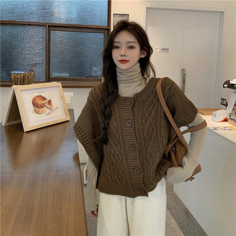 Pull en tricot pour femmes avec patte de boutonnage et motif en relief Chic & Stil