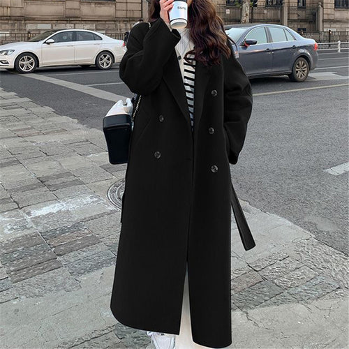 Elegant wool coat for ladies with double-breasted buttons and wide lapels Lune London