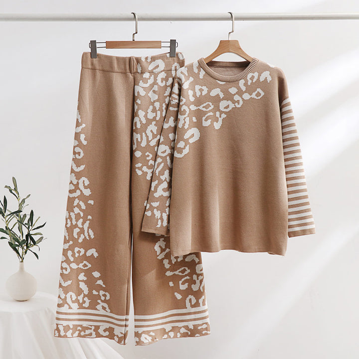 Trendy women's lounge set with animal print and wide stripes Lune London