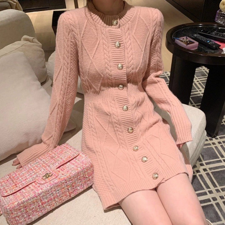 Robe en tricot pour femmes avec design en câble et élégant plastron de boutons Chic & Stil