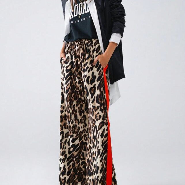 Wide women's pants with trendy leopard print and contrasting stripe details – chic and stylish