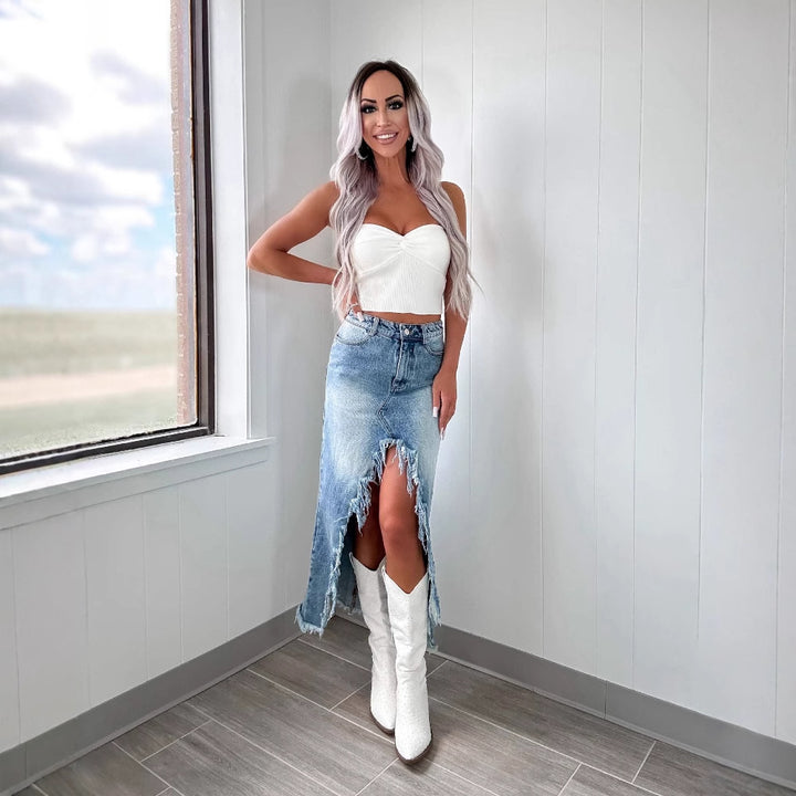 Jupe en denim pour femmes dans un style moderne à haute-bas avec des détails en franges Chic & Stil