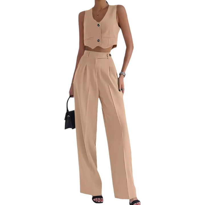 Women's trendy two-piece set with mid-calf pants and modern crop top Lune London