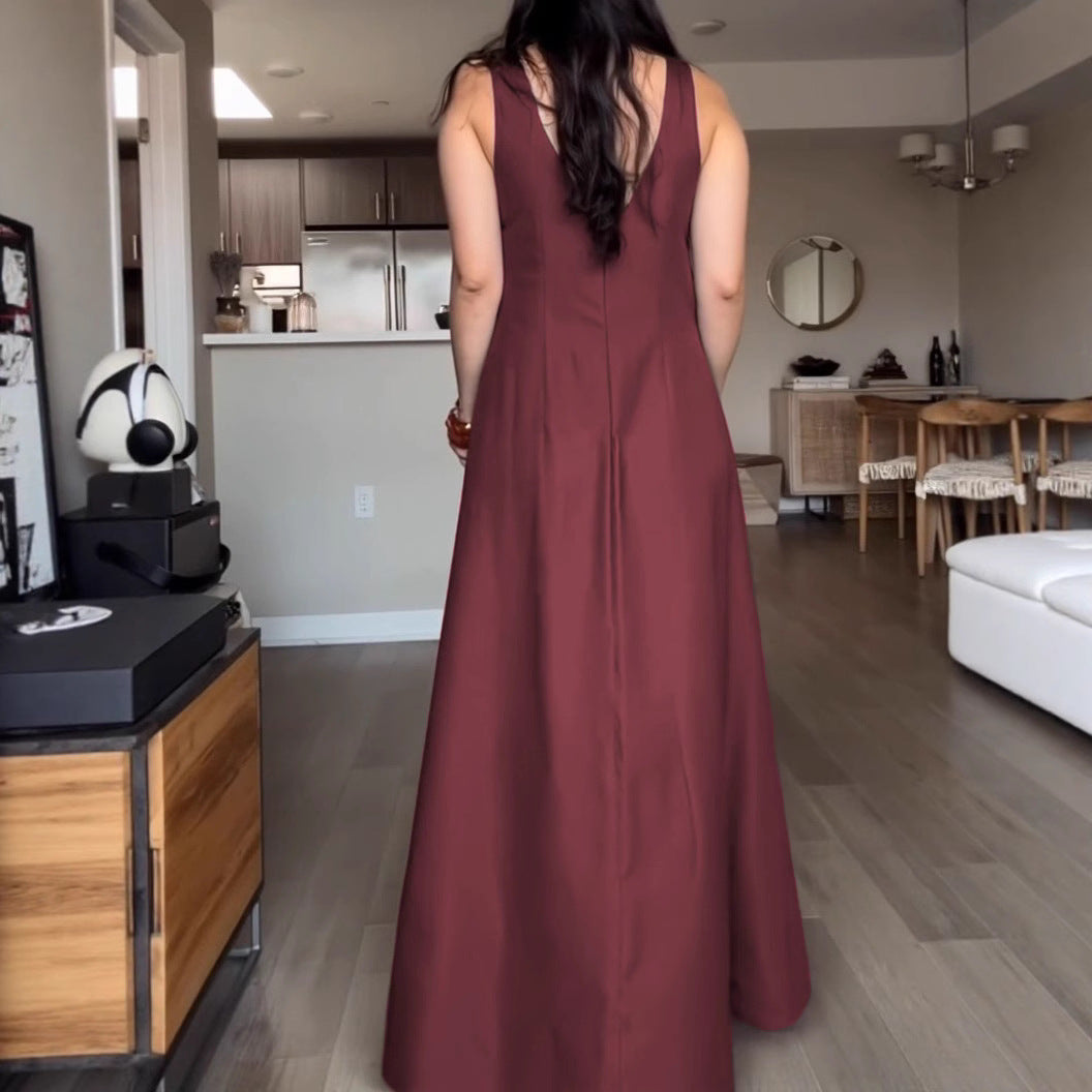 Maxi dress for women with an elegant V neck and practical pockets Lune London
