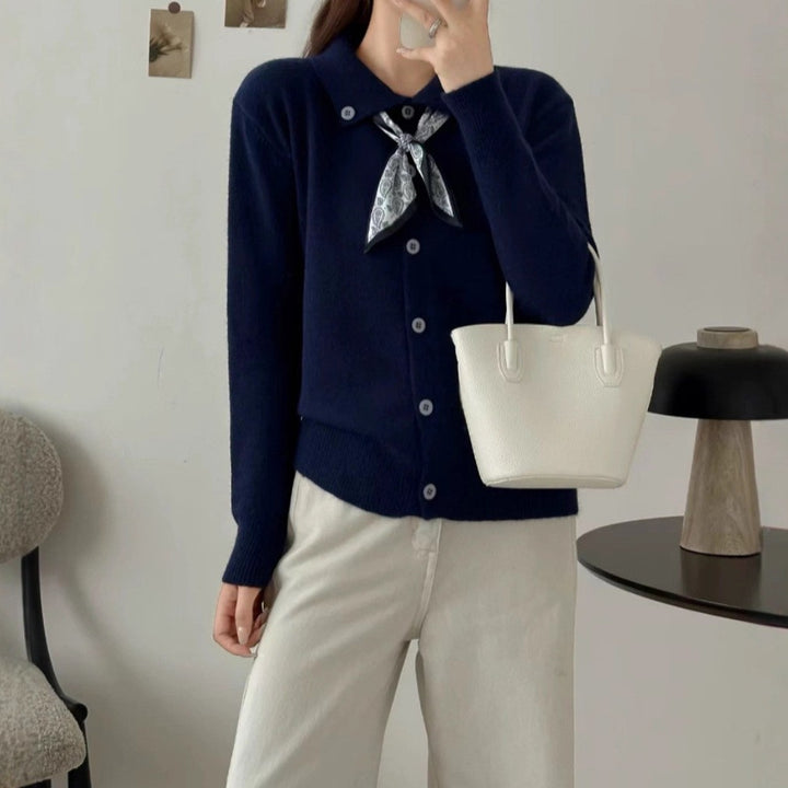 Ladies fine cardigan with classic collar and button closure Lune London