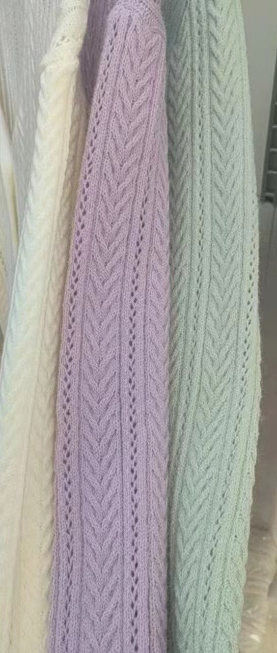 Cardigan pour femmes avec un motif délicat et des détails en boutons Chic & Stil