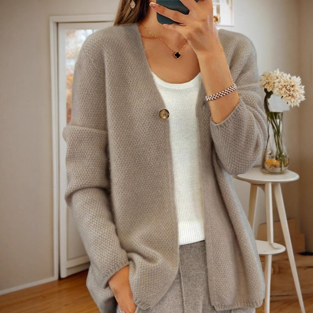 Knit jacket for women with a fine structure and a chic buttonhole Stil