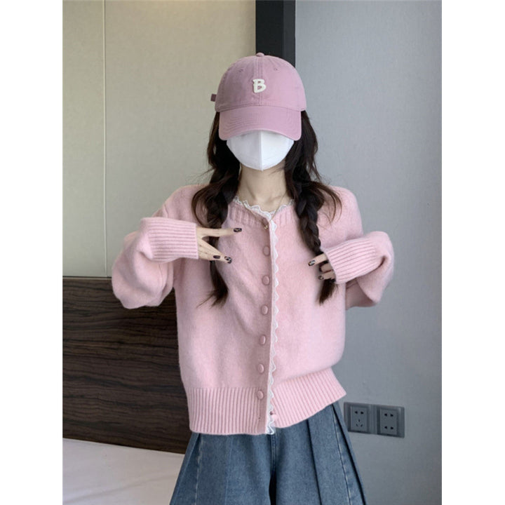 Cardigan pour femmes avec de fins détails de boutons et une jolie bordure en dentelle Chic & Stil