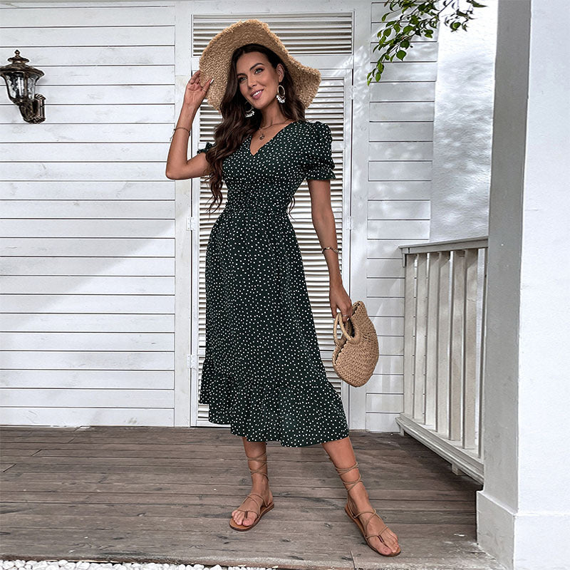 Robe d'été à pois pour femmes avec détails en volants et coupe cintrée Chic & Stil