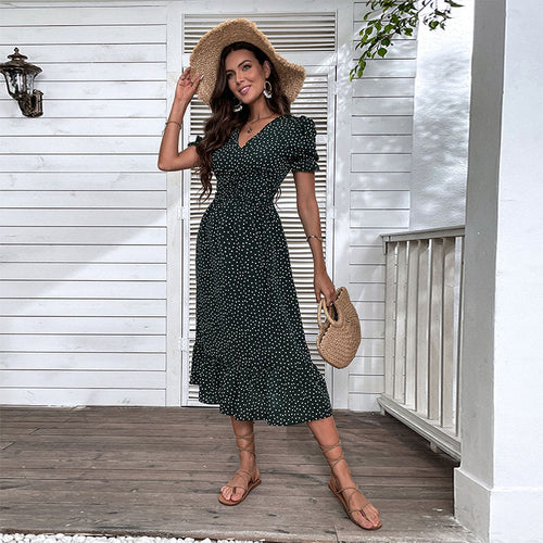 Robe d'été à pois pour femmes avec détails en volants et coupe cintrée Chic & Stil