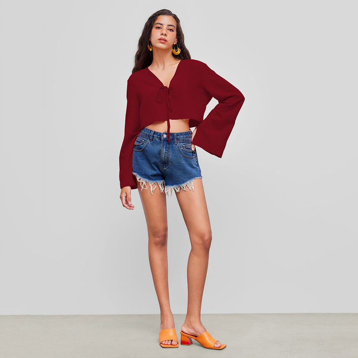 Short top for women with a deep V neckline and a playful bow Chic & Stil