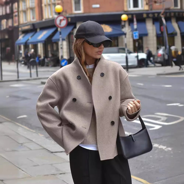 Trendy short jacket for women with double-breasted buttons and casual sleeves Lune London