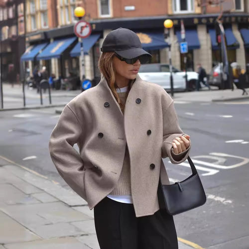 Trendy short jacket for women with double-breasted buttons and casual sleeves Lune London