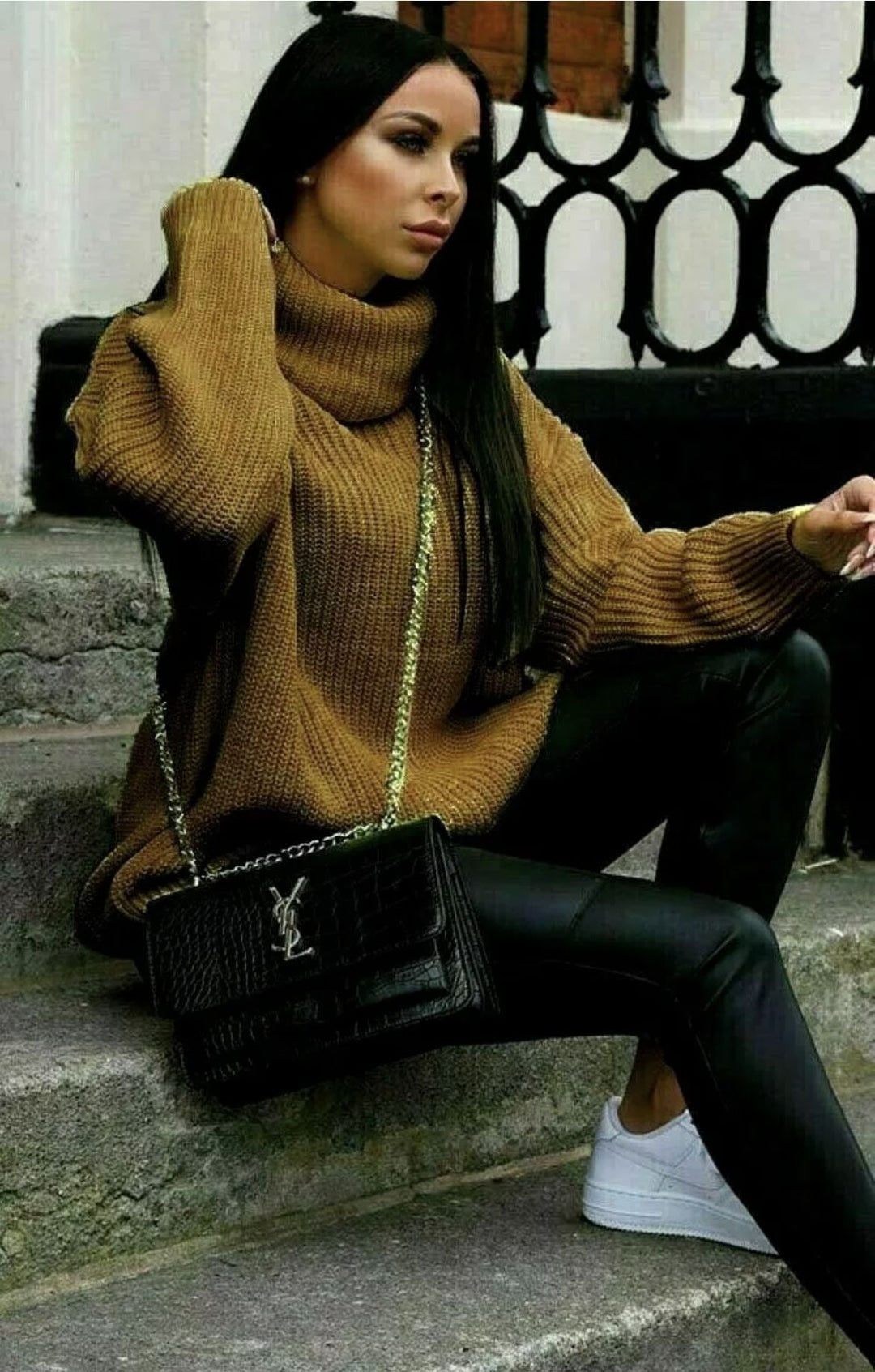 Pull en maille pour femmes avec col montant et coupe haute Chic & Stil