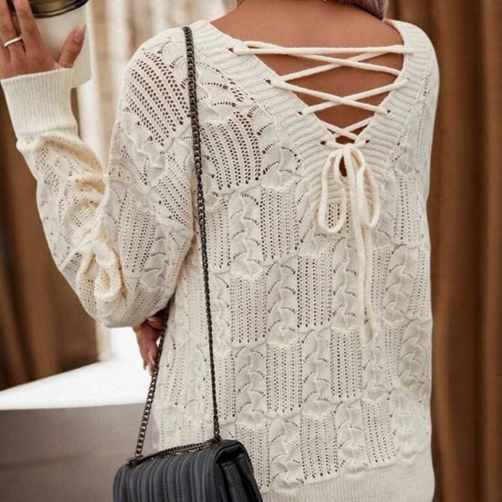 Pull en tricot pour femmes avec un motif en dentelle sophistiqué et épaule dénudée Chic & Stil