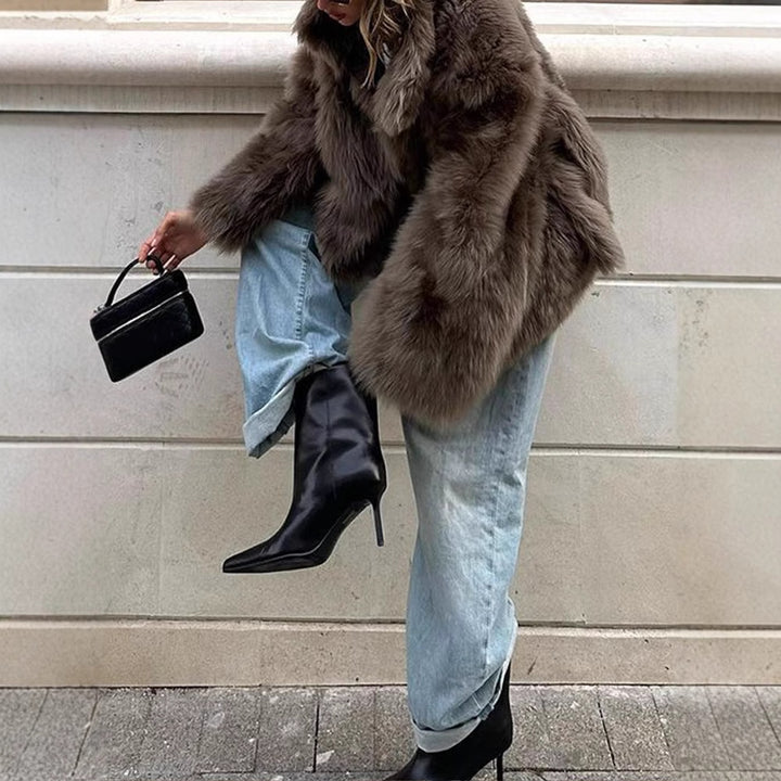 Modern oversized women's fur jacket with comfortable collar Lune London