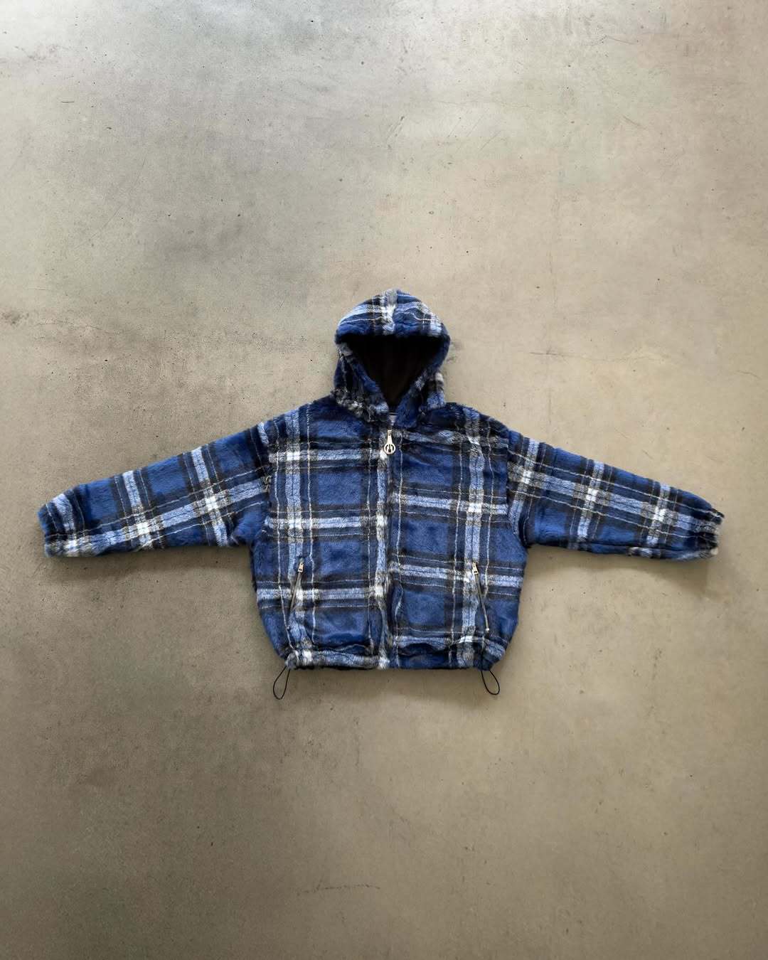 Veste à capuche pour femmes en motif à carreaux modernes avec poches zippées sur les côtés Chic & Stil