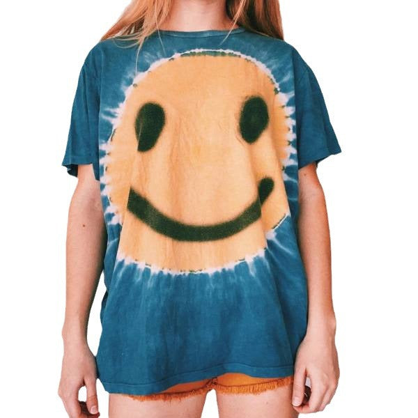 Oversized T-shirt for women with a casual batik design and smiley pattern Lune London