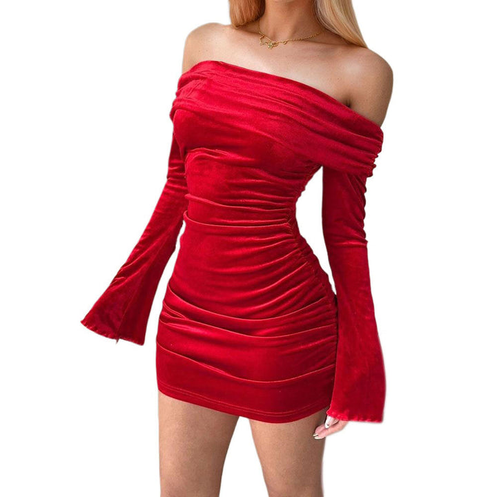 Robe mini en velours ajustée pour femmes avec design décolleté off-shoulder et détails volants Chic & Stil