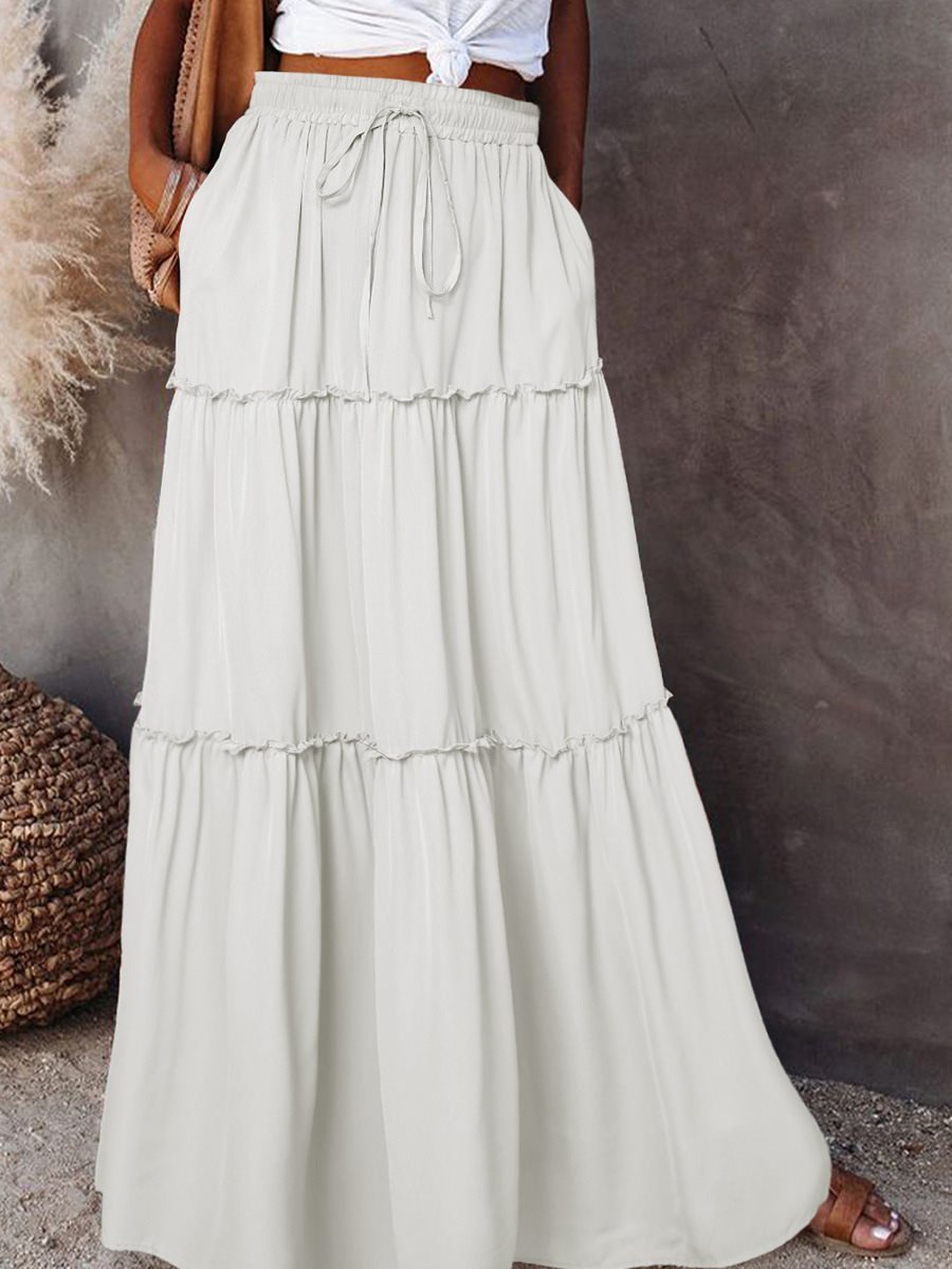 Long and flowing skirt for women with an elastic waistband and practical pockets Lune London