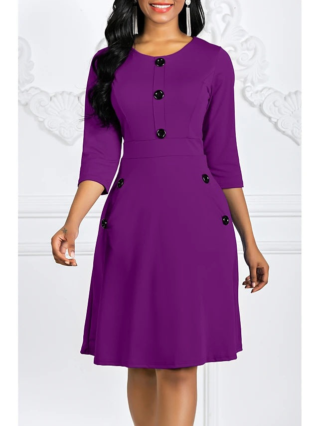 Robe élégante de dames, longueur genou, avec des boutons décoratifs et des manches 3/4 Chic & Stil