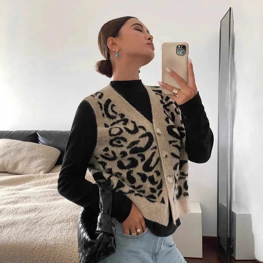 Gilet en tricot pour femmes avec un élégant motif léopard et des boutons de haute qualité Chic & Stil