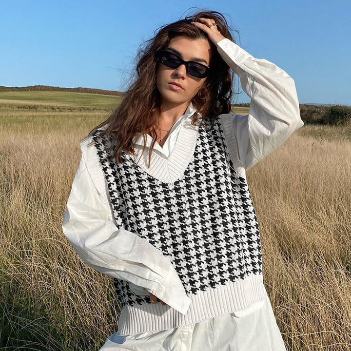 Trendy oversized knitted sweater for women with V-neck and fine pattern Lune London