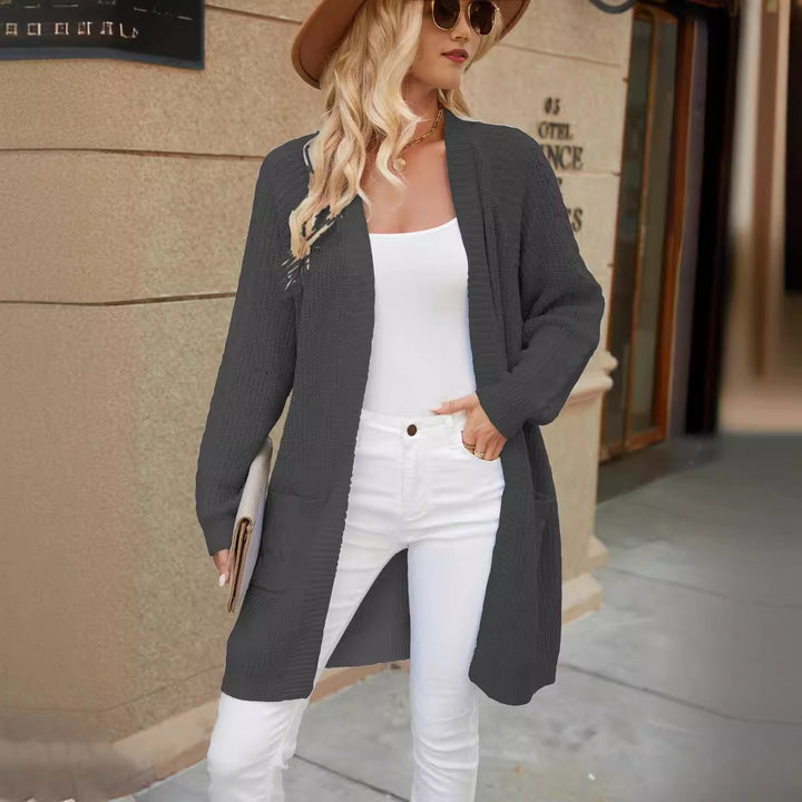 Casual knit cardigan for women with cable pattern and practical pockets Chic und Stil
